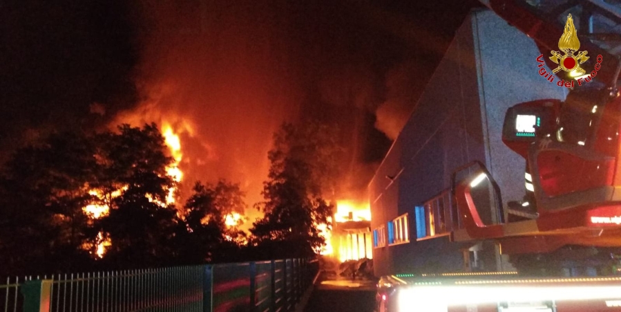 Milano, violento incendio divampa all'interno di un'azienda di profumi