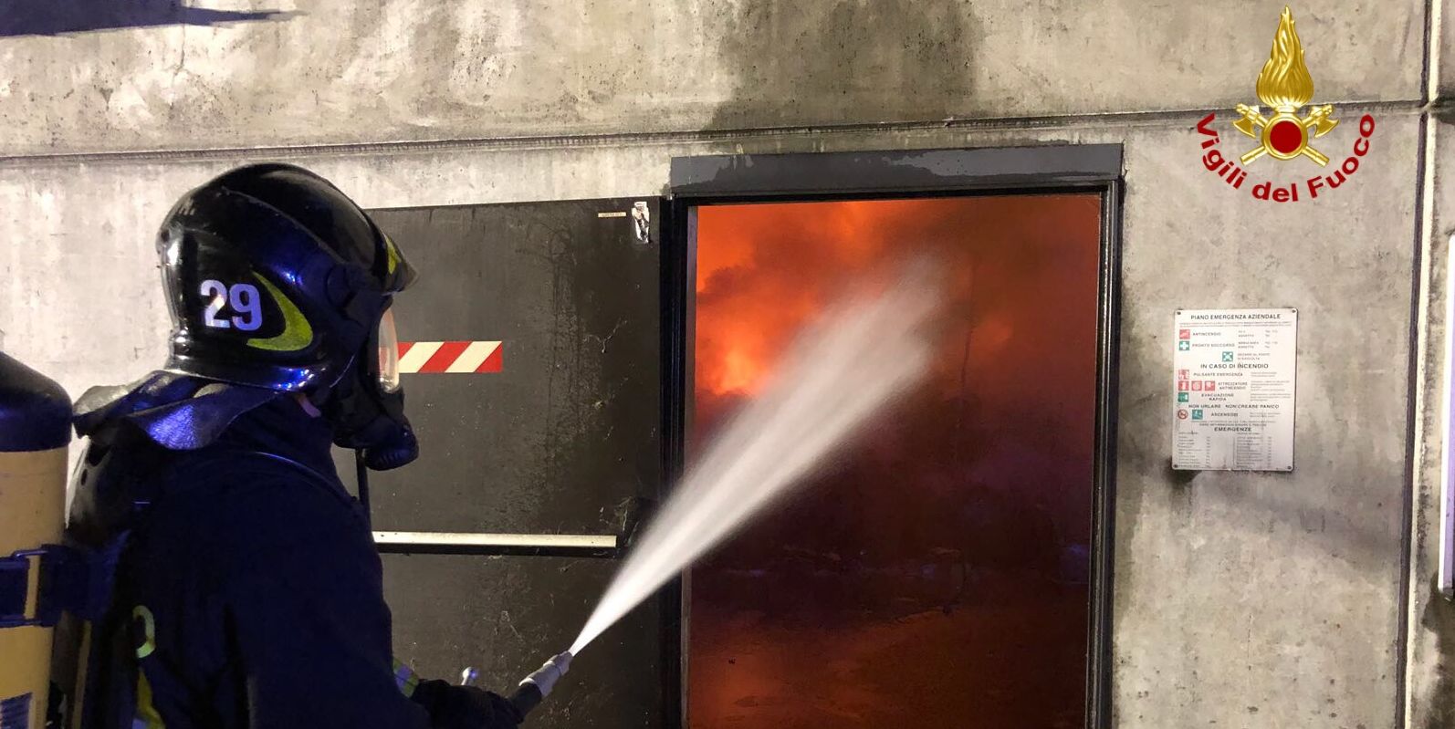 Milano, incendio deposito spazzatura a Muggiano, a fuoco 200 tonnellate di rifiuti