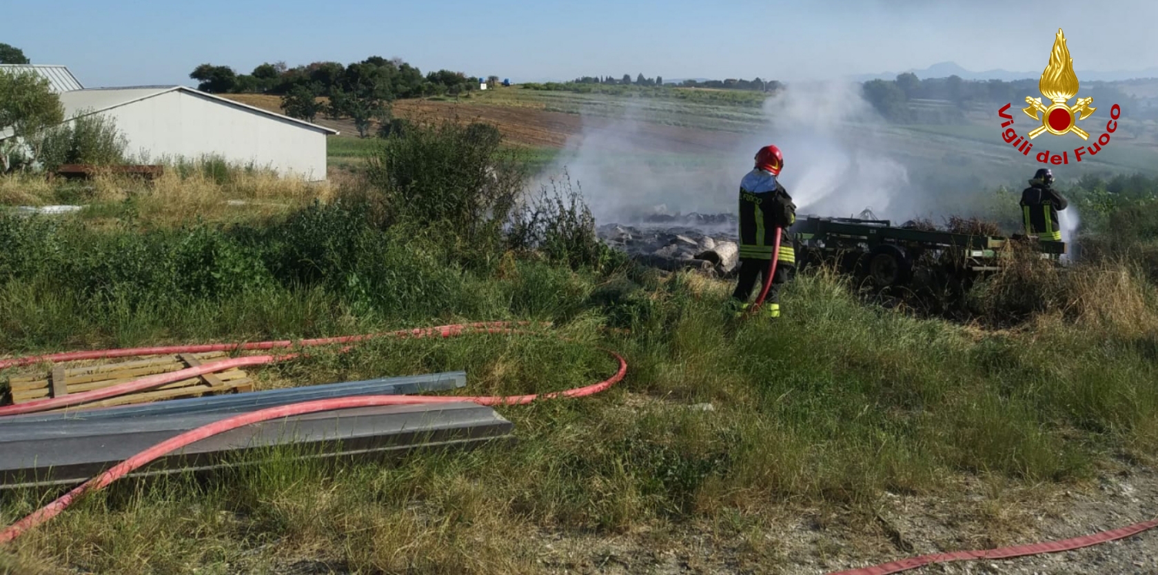 Ancona, incendio materiale combustibile ammassato in un campo di Montemarciano