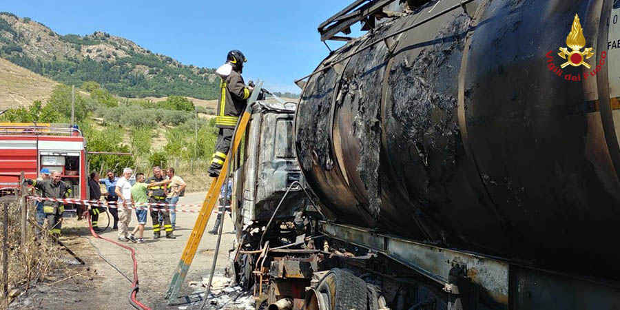 Enna, in fiamme un'autocisterna