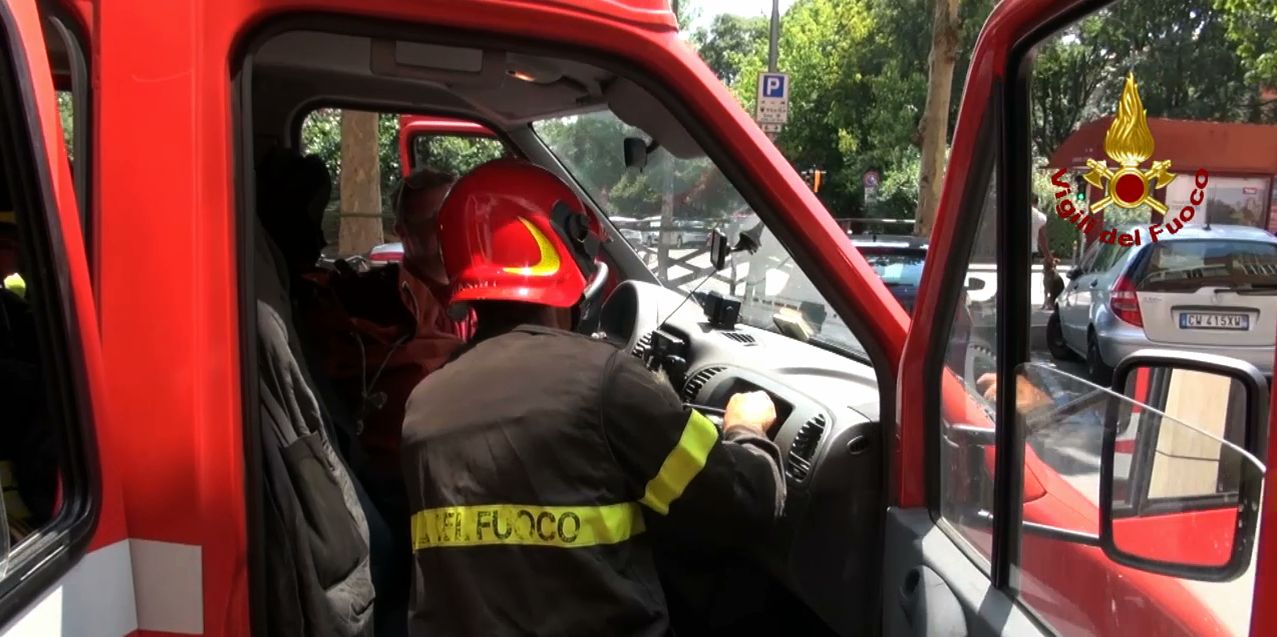 Bologna, incendio abitazione in centro città, salvata anziana residente