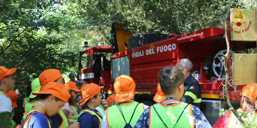 I Vigili del Fuoco di Ferrara incontrano i partecipanti al Campo scuola organizzato dalla Protezione Civile