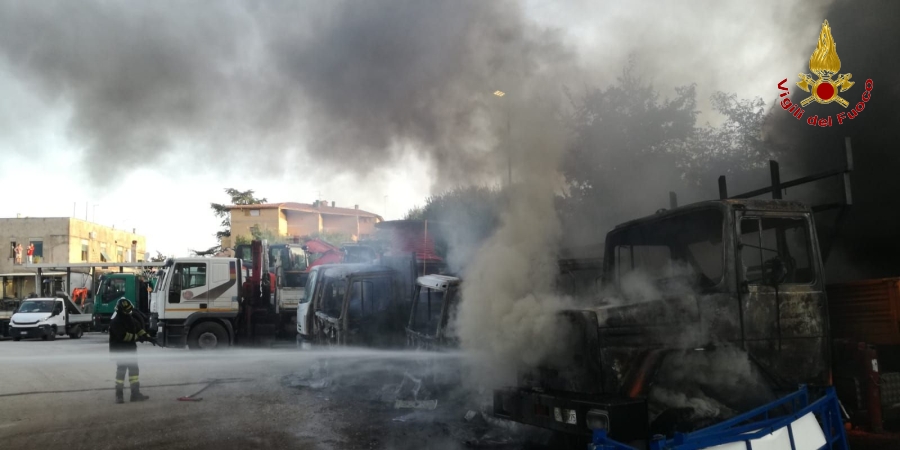 Roma, incendio autofurgoni in zona Settecamini