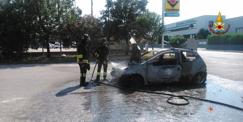 Ancona, incendio autovettura a Falconara Marittima