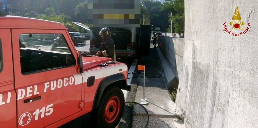 Genova, incendio bus di turisti sulla "A.26"