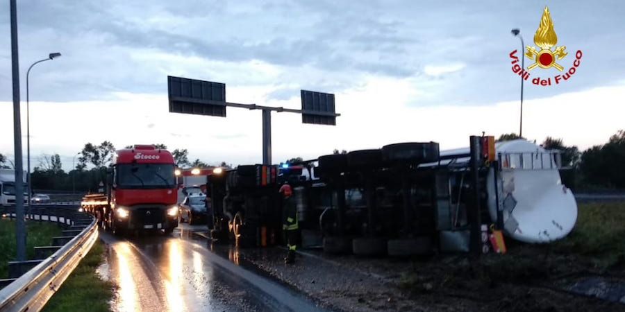 Treviso, rovesciata un'autocisterna a Castelfranco