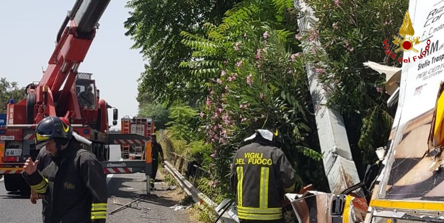 Catania, incidente stradale sulla "A.18"