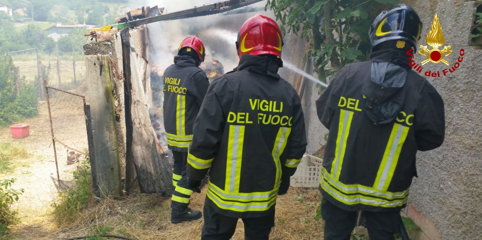 Ancona, incendio capanno per la custodia di rotoballe di fieno