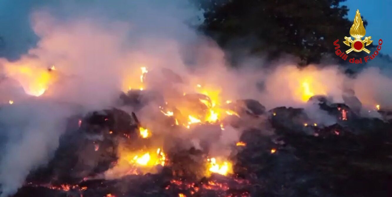 Varese, incendio in azienda agricola di Sesto Calende