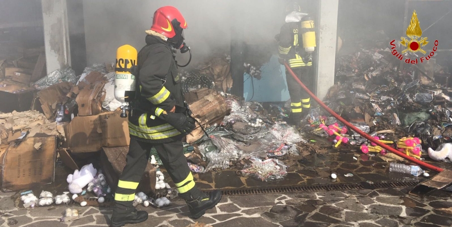 Ascoli Piceno - Fermo, incendio in stabile adibito ad attività commerciale