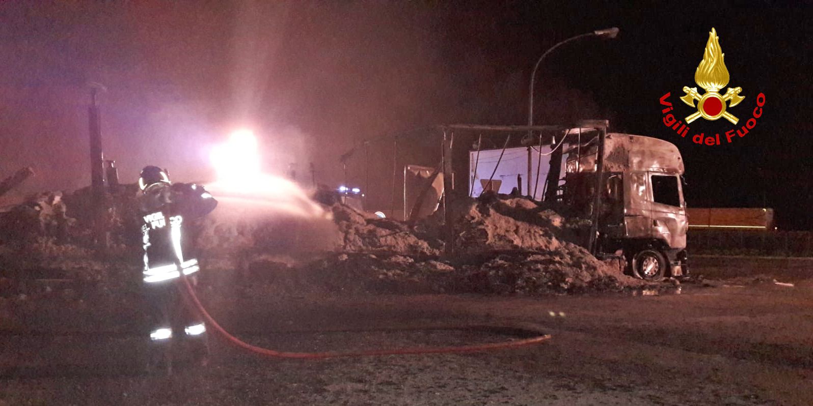 Venezia, incendio autoarticolato in area di servizio sulla "A.28"