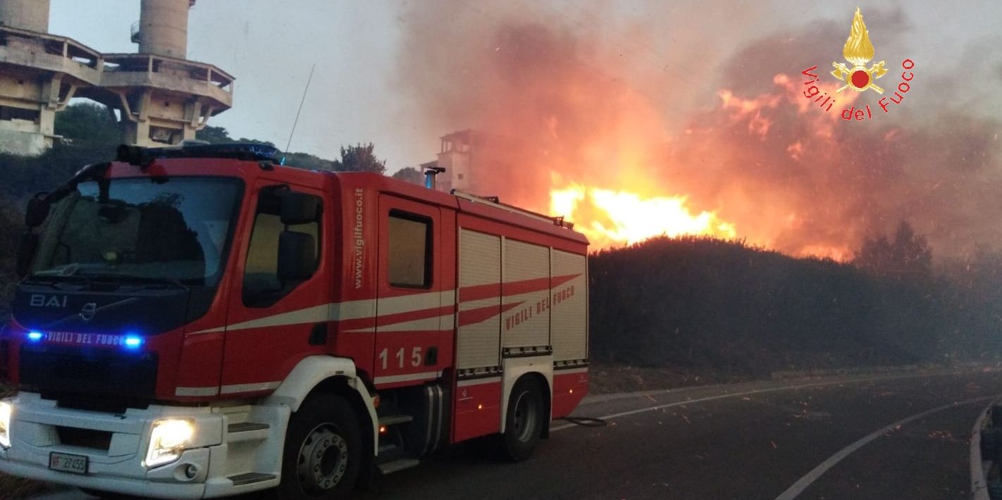 Catanzaro, numerosi incendi hanno impegnato i Vigili del Fuoco sul territorio della provincia