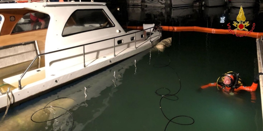 Ancona, recupero imbarcazione all'interno del Porto turistico "Marina Dorica"