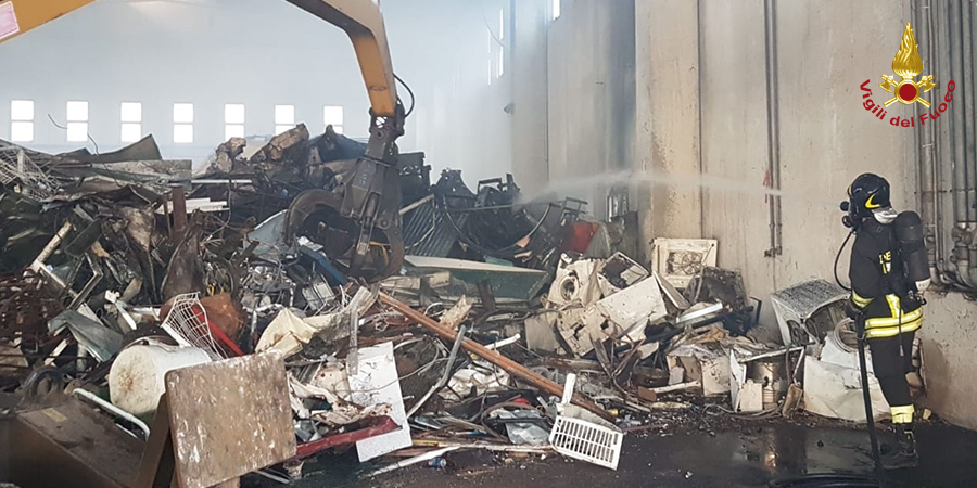 Incendio all'interno di un impianto di recupero rifiuti di Lamezia Terme