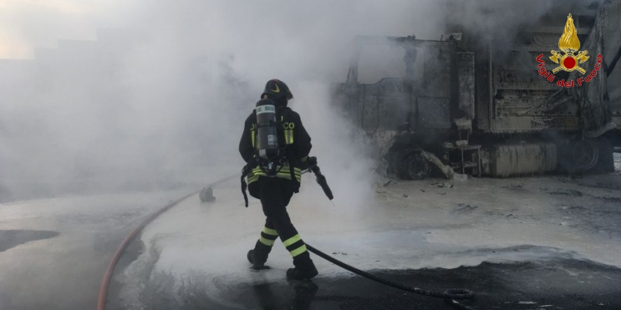 Trieste, incendio camion all'interno del porto
