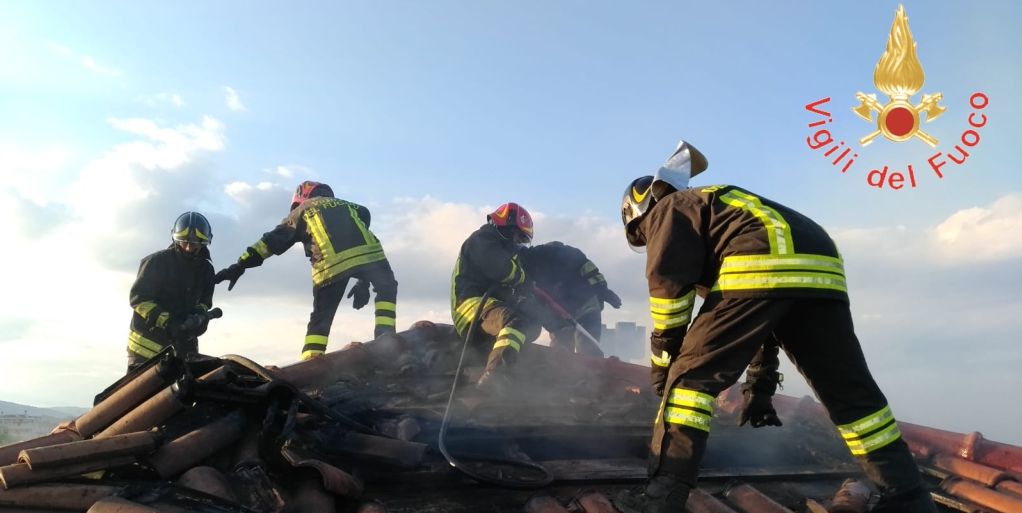 Catanzaro, in fiamme lo stabile della stazione ferroviaria di S. Andrea sullo Jonio