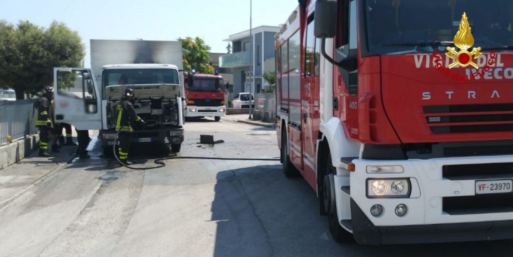Ancona, incendio autocarro a Passo Ripe
