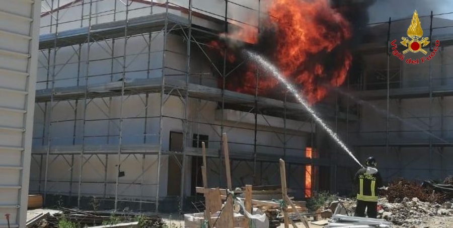Sassari, incendio in un cantiere edile sull'isola de La Maddalena