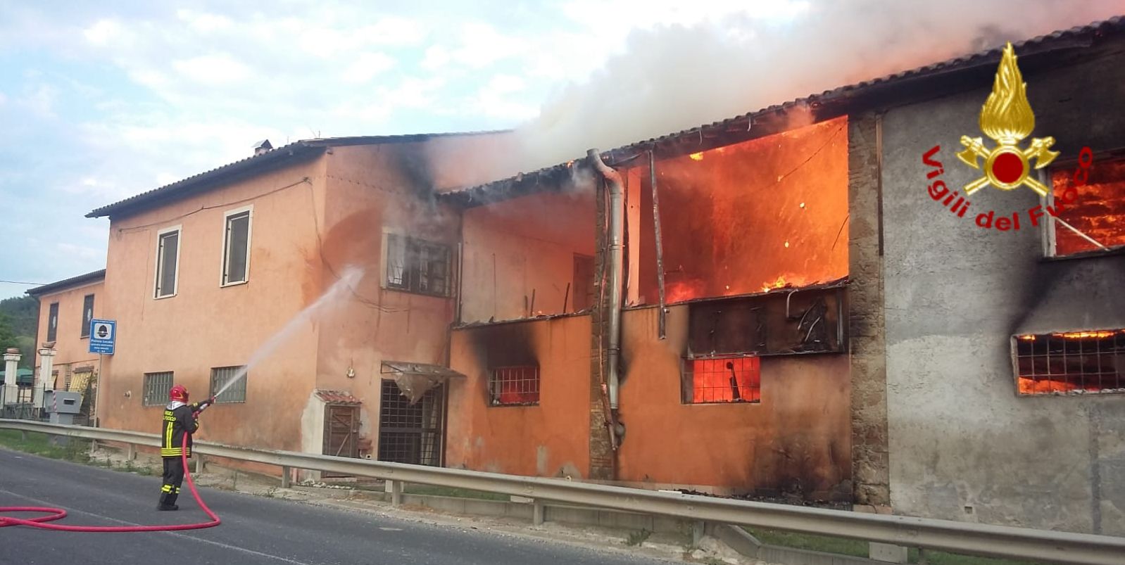 Rieti, incendio capannone a Magliano Sabino