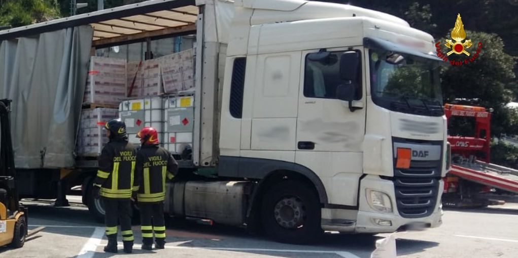 Genova, camion perde resina infiammabile sulla "A.12" all'altezza di Sant'Ilario