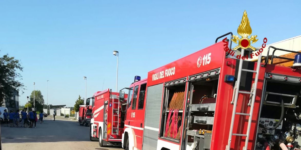 Treviso, incendio in un'azienda di Motta di Livenza, colonna di fumo visibile da molto lontano