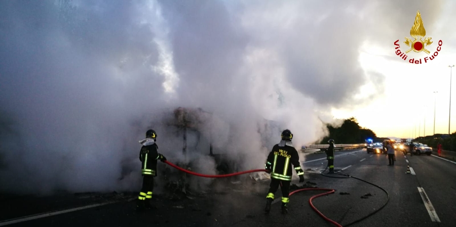 Roma, incendio autobus sul GRA