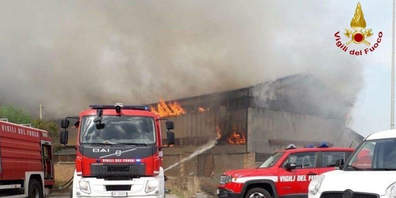 Crotone, incendio capannone in centro città