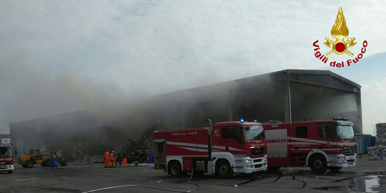 Verona, incendio in una ditta per lo stoccaggio dei rifiuti