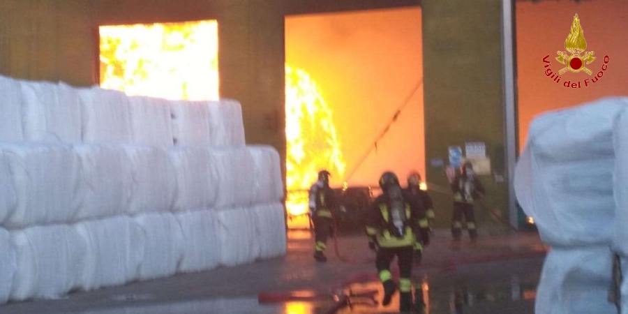 Benevento, incendio capannone dello Stir a Casalduni