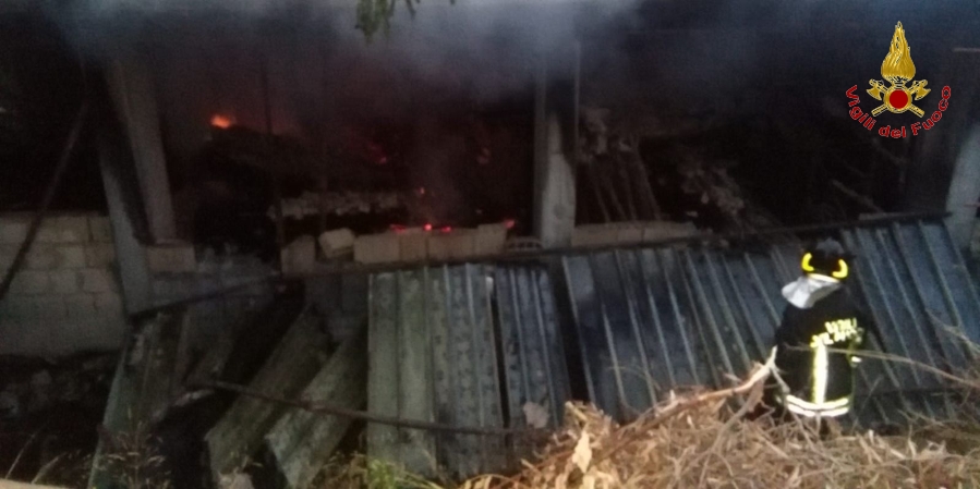 Catanzaro, incendio deposito a Badolato
