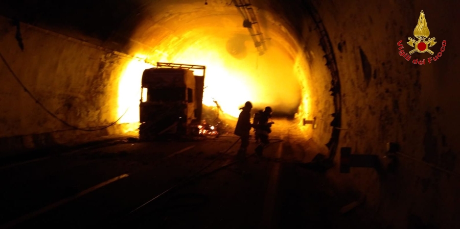 Ascoli Piceno, incendio autotreno in galleria "A.14"