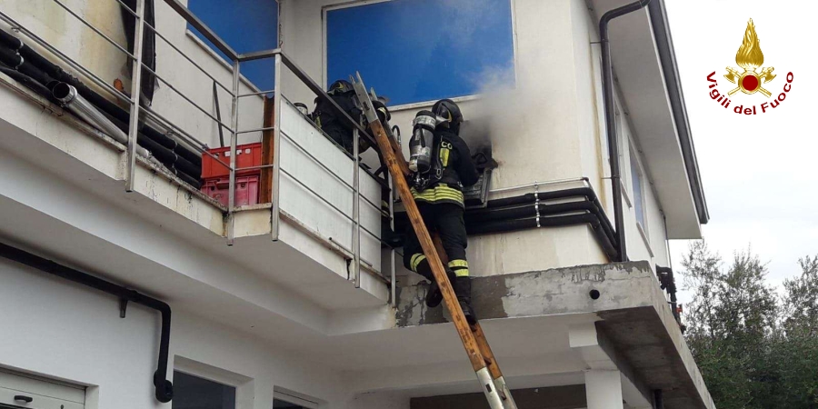 Vibo Valentia, incendio in un'azienda per la produzione di salumi