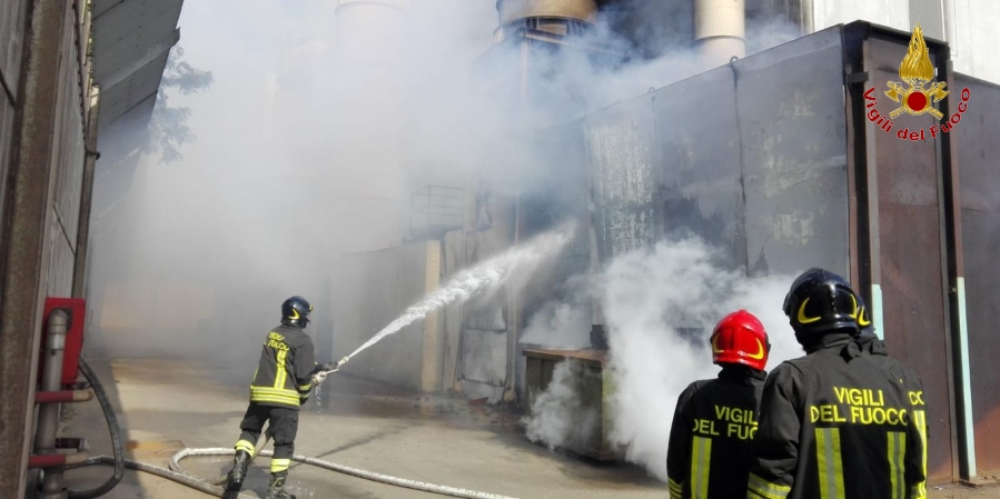 Roma, incendio deposito rifiuti a Pomezia
