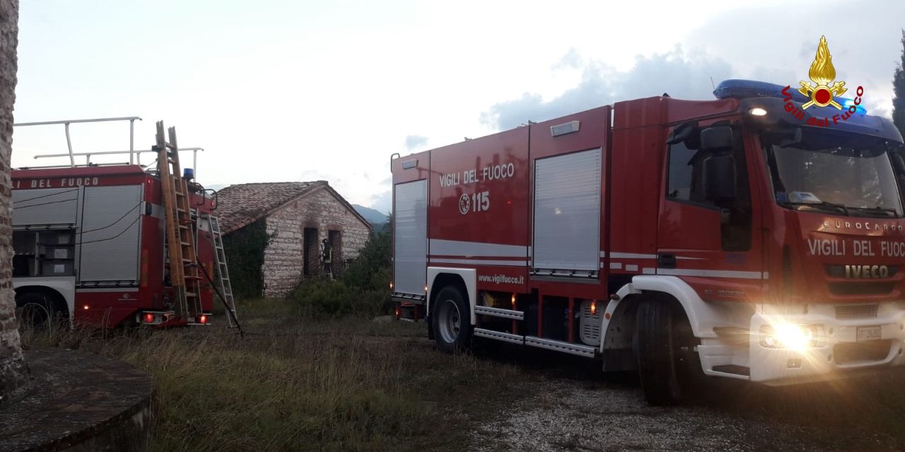 Ancona, incendio in un magazzino agricolo in località Collemalvano