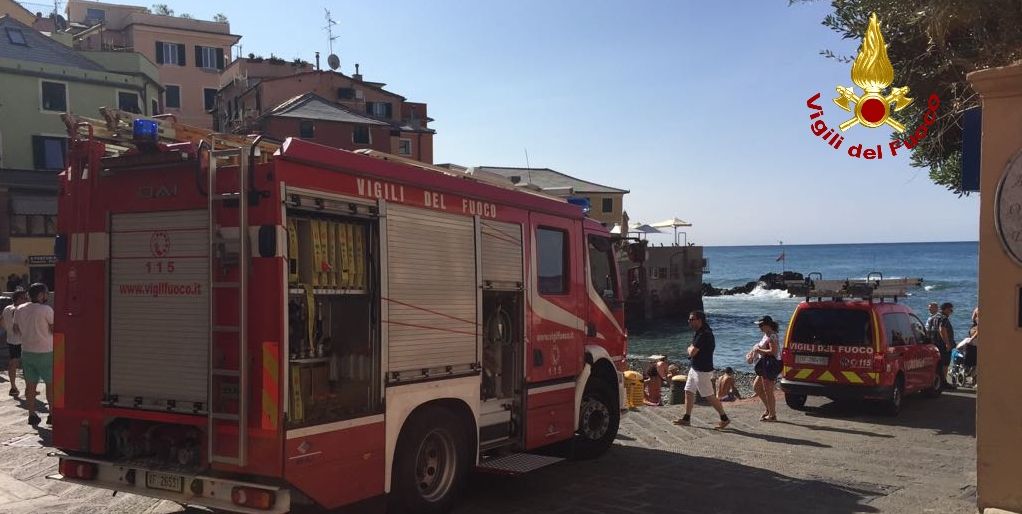 Genova, intervento di prosciugamento a Boccadasse