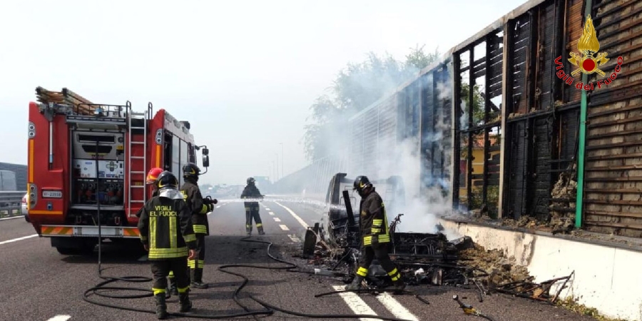Padova, incendio camper in "A.4"