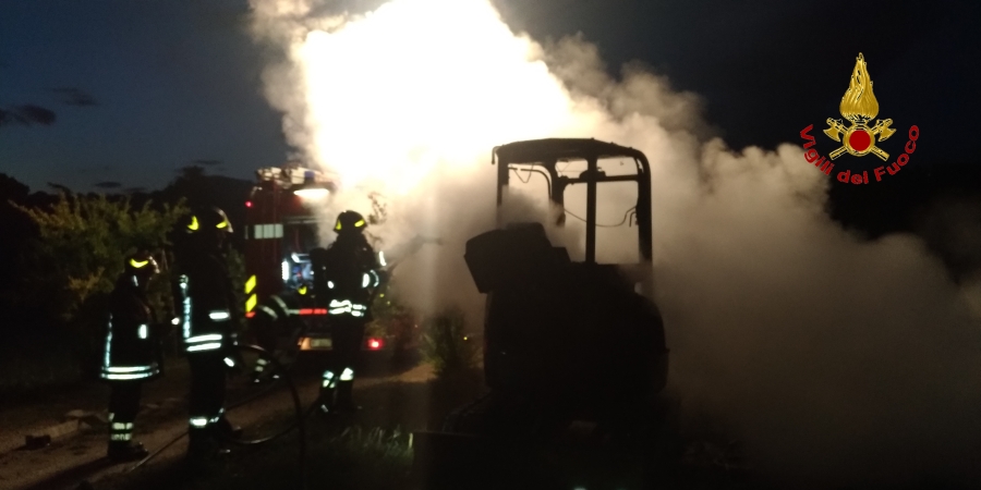Macerata, incendio escavatore nel comune di San Severino Marche