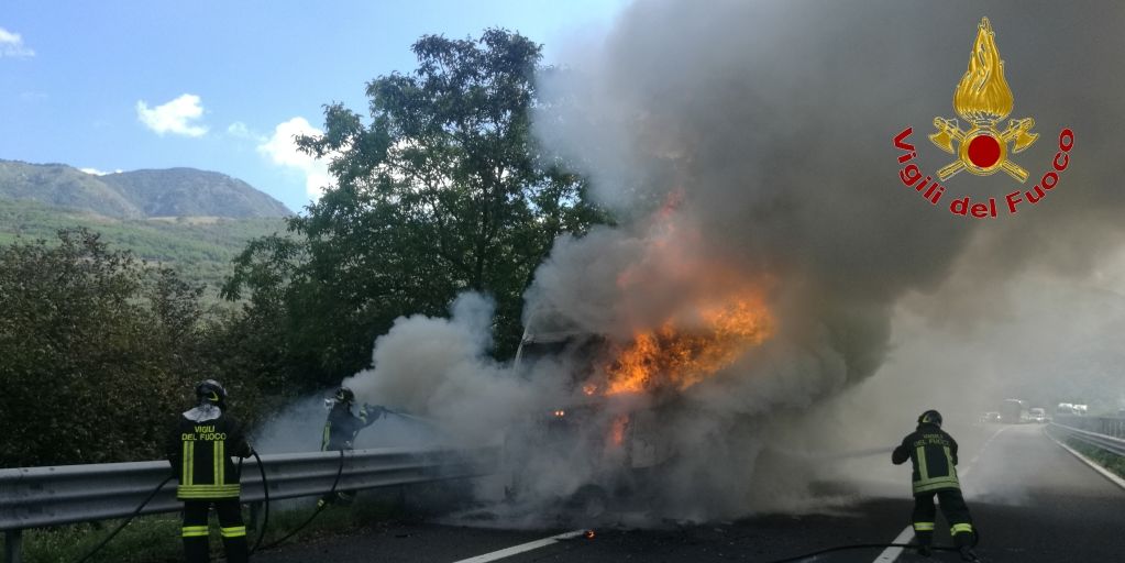 Avellino, i Vigili del Fuoco impegnati in tre distinti interventi per incendio autoveicoli