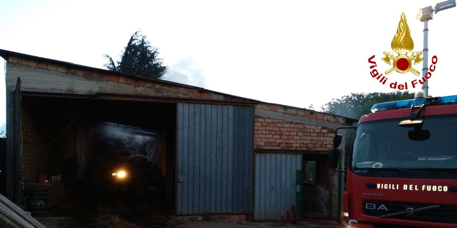 Vibo Valentia, incendio capannone agricolo a San Gregorio d'Ippona