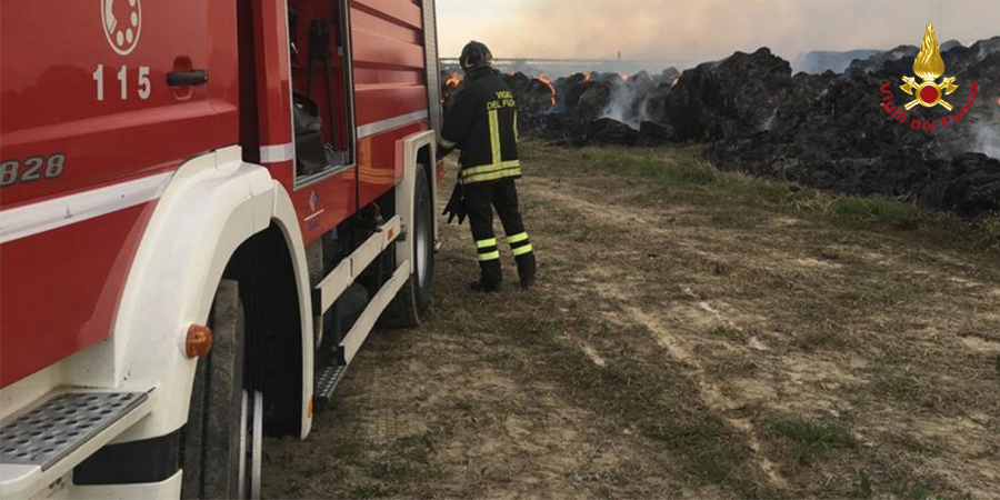 Ancona, incendio in un deposito a Chiaravalle