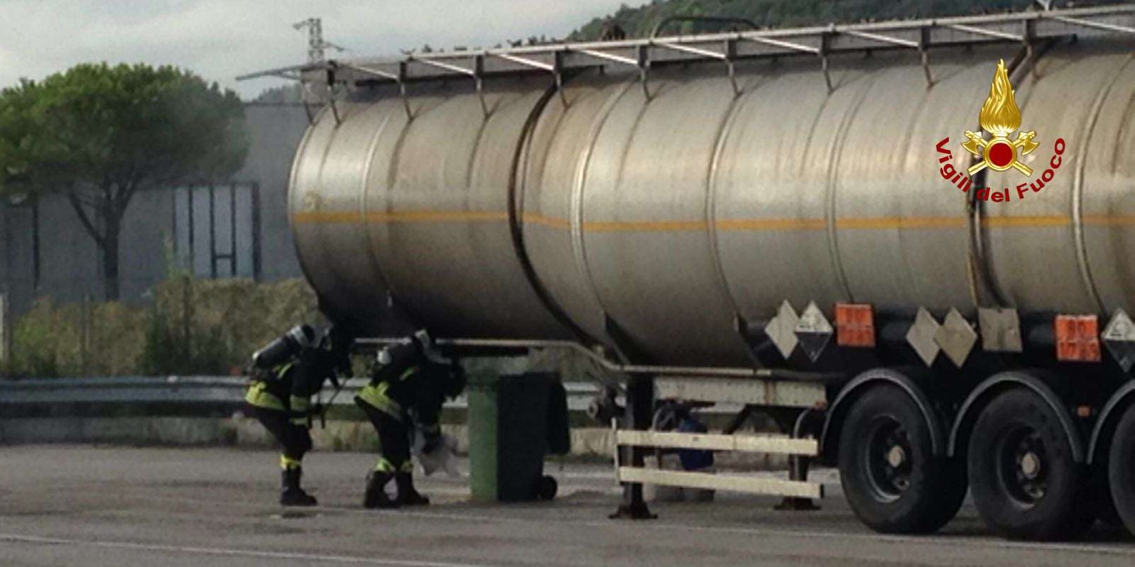 Ancona, perdita di acido cloridrico da un'autobotte sulla "A.14"