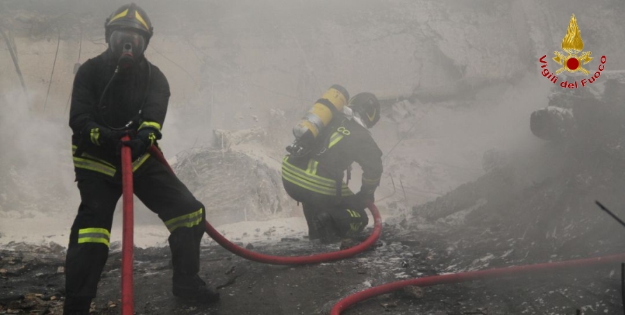 Modena, fienile distrutto dalle fiamme a Prignano, i Vigili del Fuoco portano in salvo 300 capi di bestiame