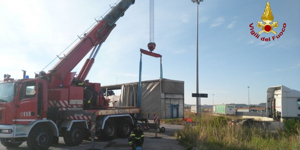 Ancona, i Vigili del Fuoco prestano soccorso ad un autoarticolato in difficoltà