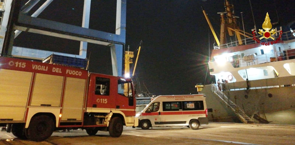 Ancona, soccorso un marittimo ferito in zona porto