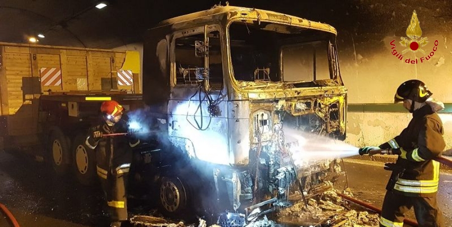 incendio autocarro in galleria sulla "A.26"