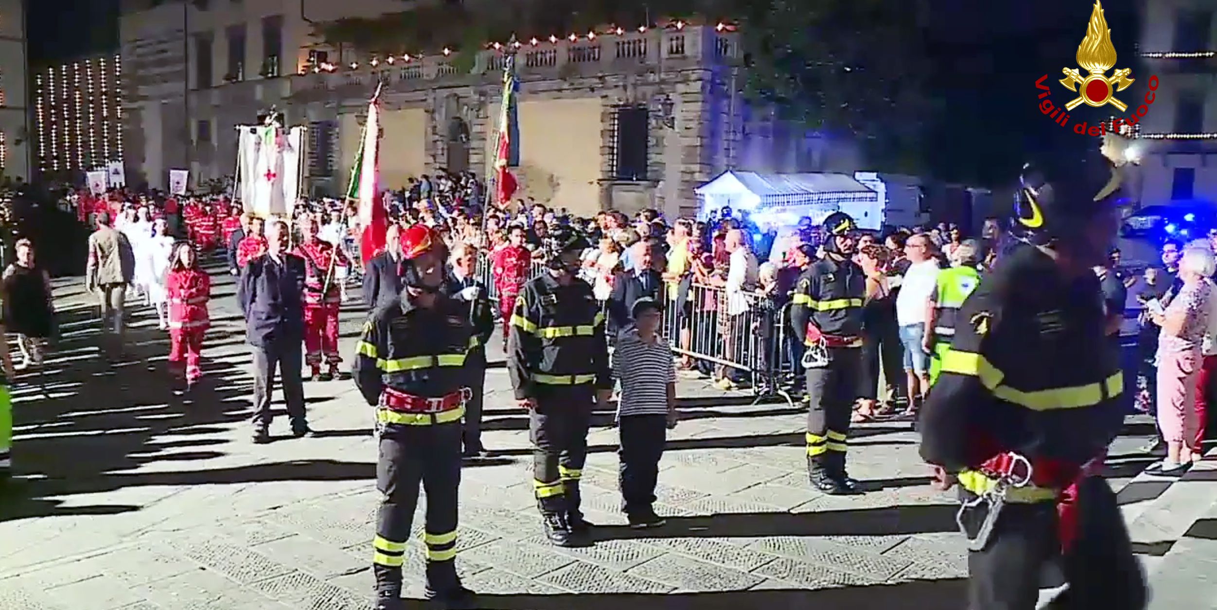 Lucca, i Vigili del Fuoco sfilano in apertura della processione della S. Croce