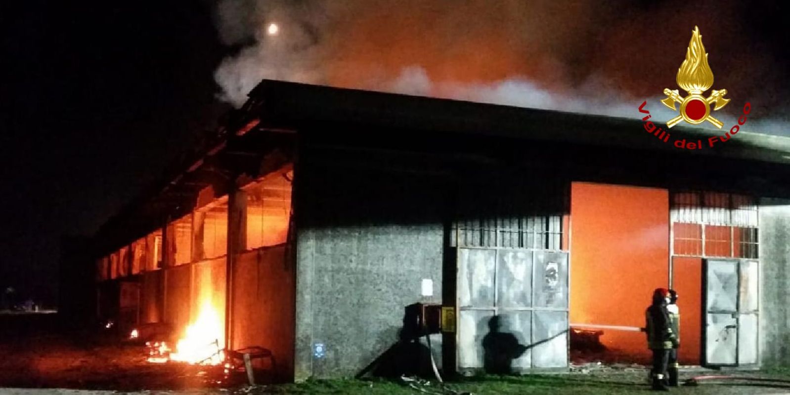 Padova, incendio mobilificio nel comune di Casale Discodosia