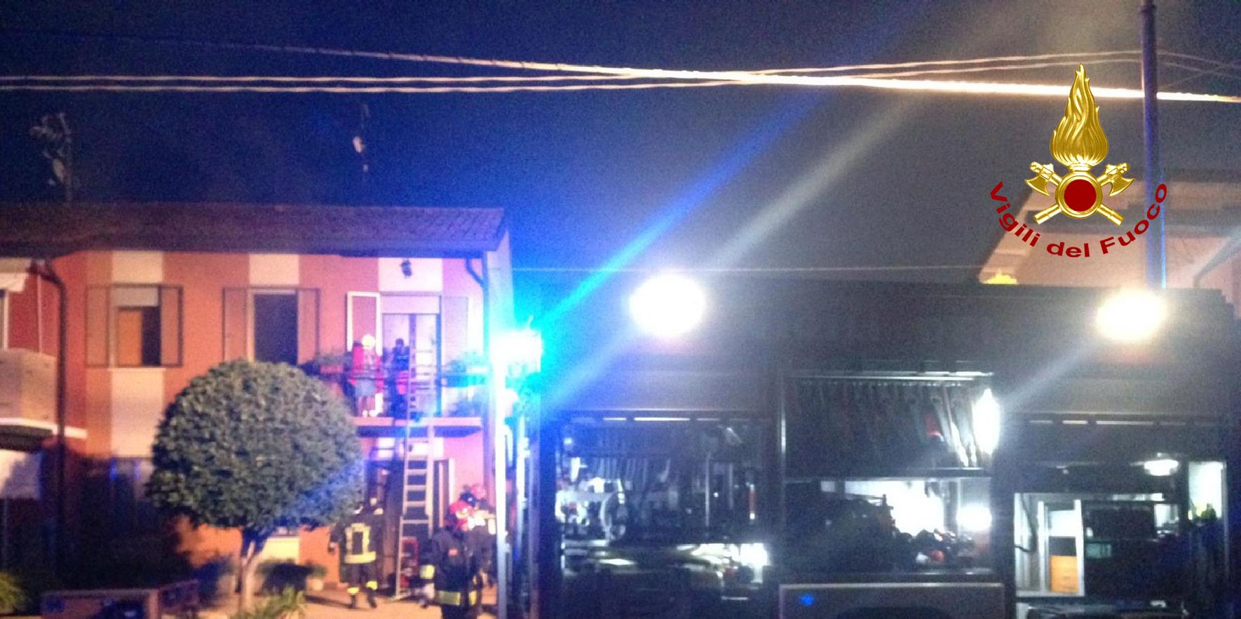Padova, incendio abitazinoe, i Vigili del Fuoco portano in salvo anziana signora