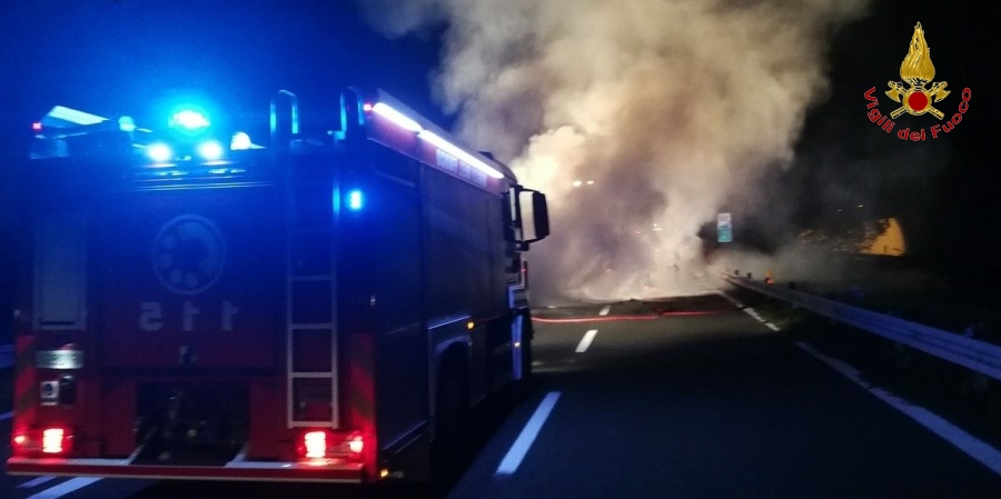 La Spezia, incendio autoarticolato sulla "A.12"