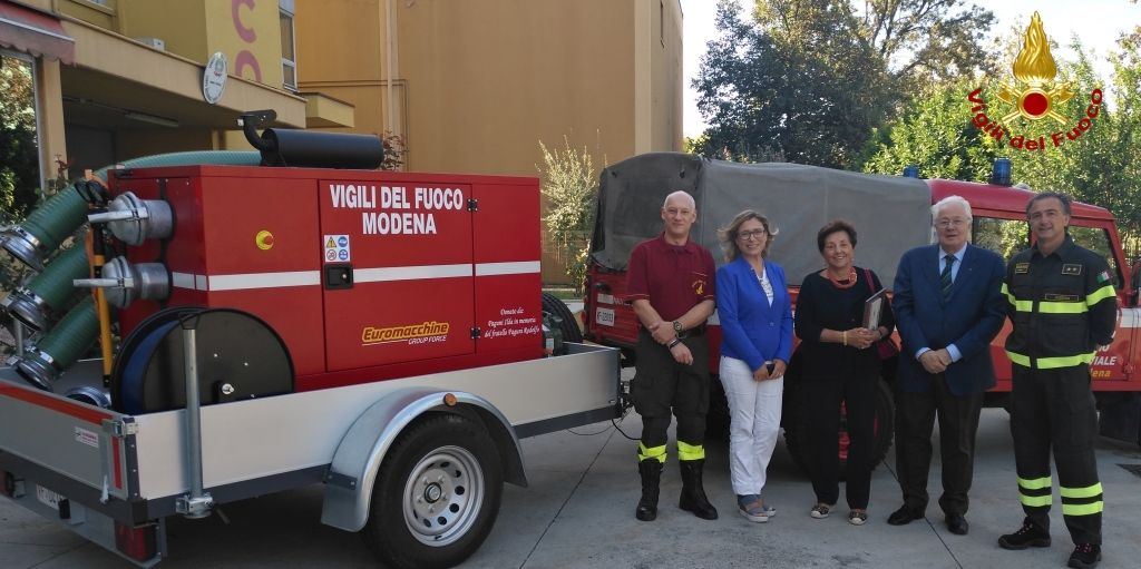 Modena, si é svolta presso il Comando provinciale dei Vigili del Fuoco la cerimonia di consegna di una motopompa ad alta portata